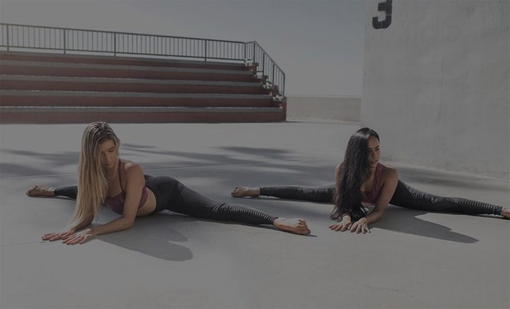 Dos chicas practicando yoga en interiores