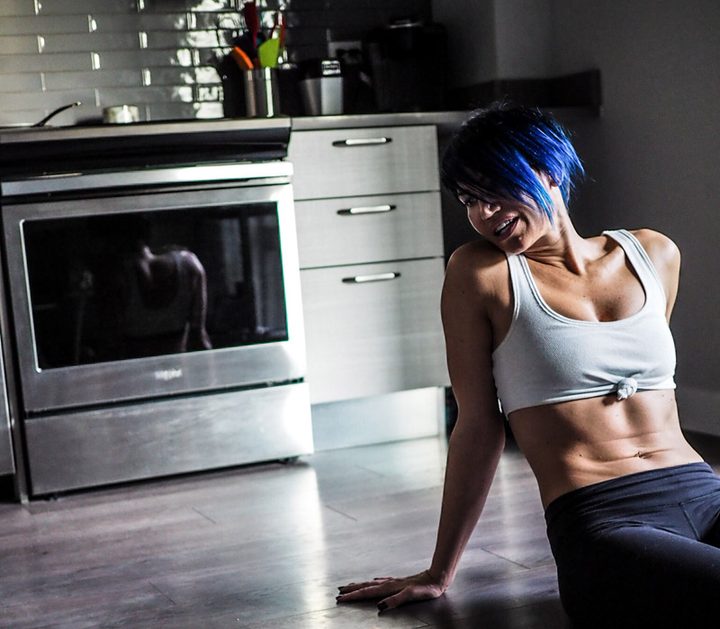 Chica haciendo ejercicio en el interior de su casa