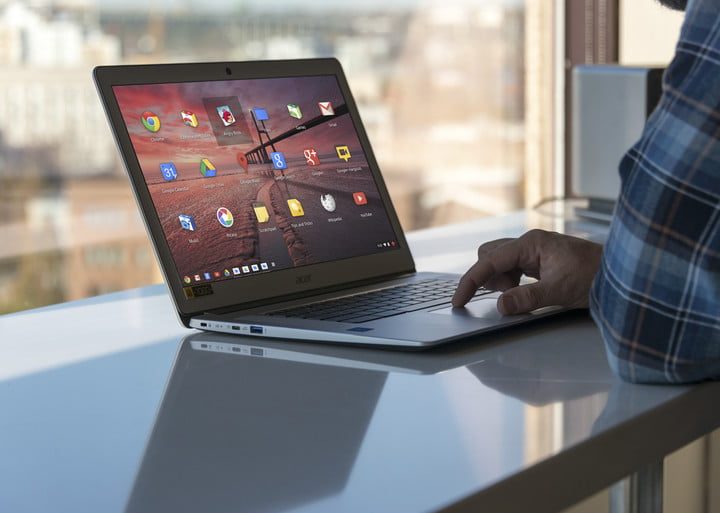 Chromebook Asus y una mano pulsando teclas de una PC para aprender cómo resetear una Chromebook