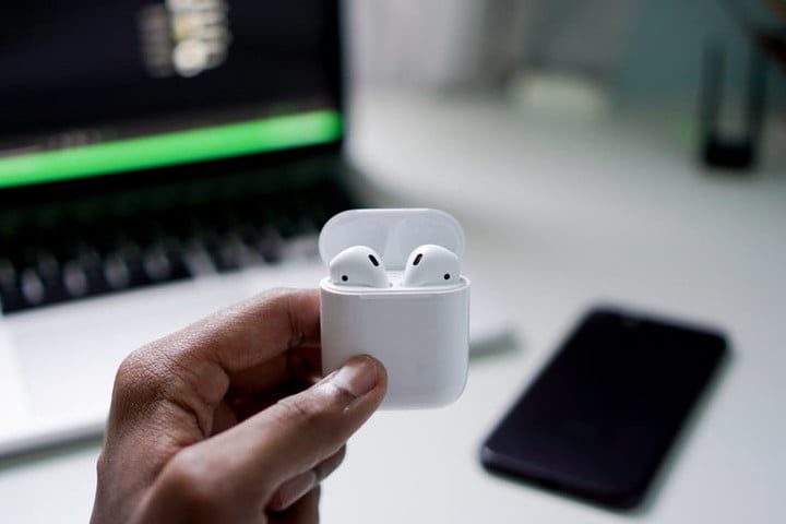 Auriculares AirPods de Apple en su caja de carga