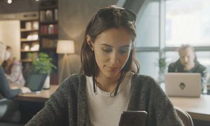 Usuaria viendo la pantalla de su celular inteligente