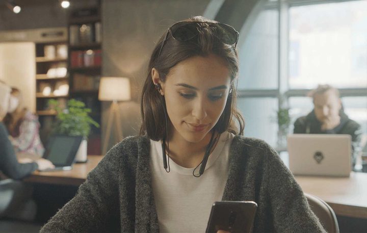 Usuaria viendo la pantalla de su celular inteligente