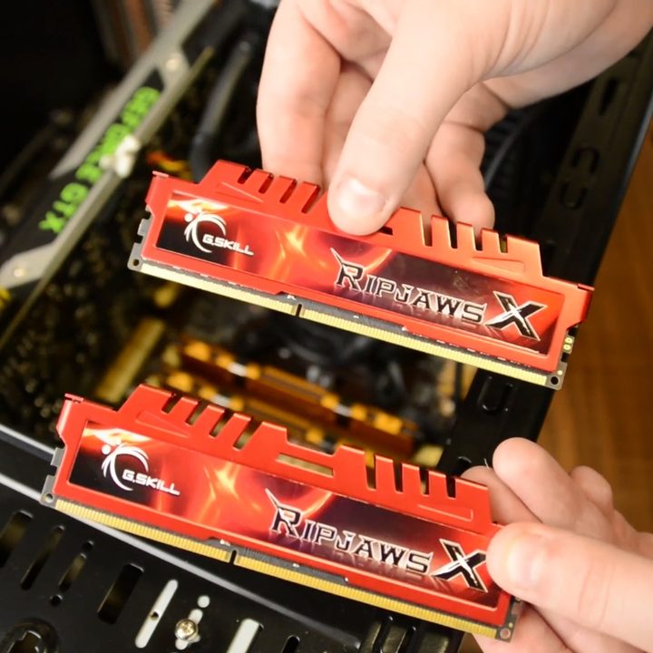 Una persona con una memoria RAM en cada una de sus manos para aprender como instalar una memoria ram en mi pc