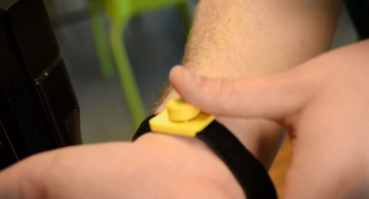 brazo con pulsera antiestatica