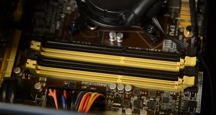 ranuras para memoria ram en una tarjeta principal