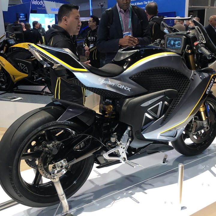blackberry motocicleta damon ces 2020 hypersport motorcycle 4032x3024