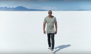 hombre caminando en desierto