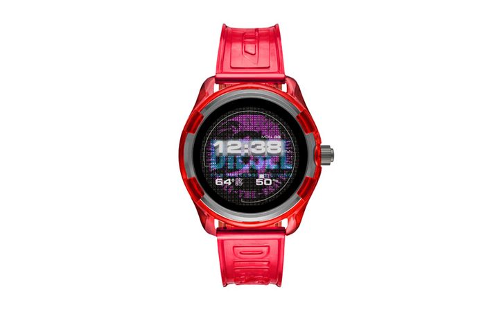 Reloj inteligente Diesel sobre fondo blanco