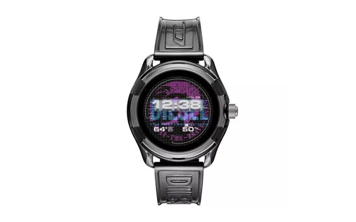 Reloj inteligente Diesel sobre fondo blanco