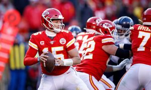 Patrick Mahomes a punto de dar un pase