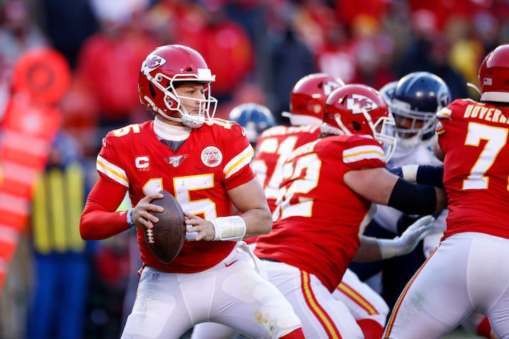 Patrick Mahomes a punto de dar un pase