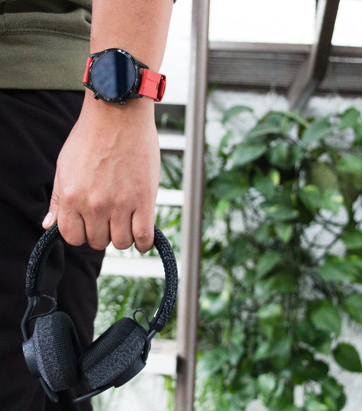 Usuario sosteniendo los audífonos inalámbricos Adidas RPT-01