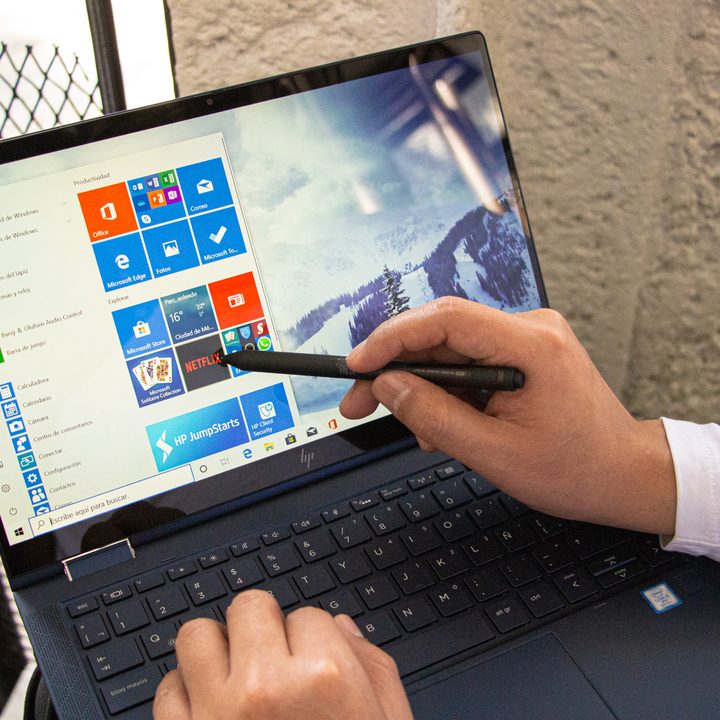 Computadora portátil HP Elite Dragonfly siendo usada en exteriores