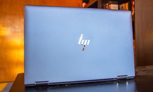 Computadora portátil HP Elite Dragonfly siendo usada en exteriores