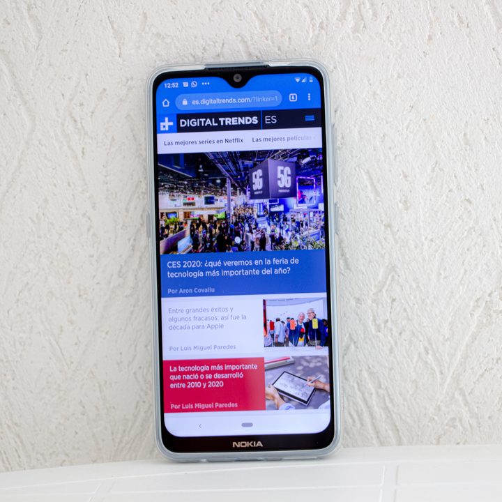 Nokia 6.2 sobre una pared