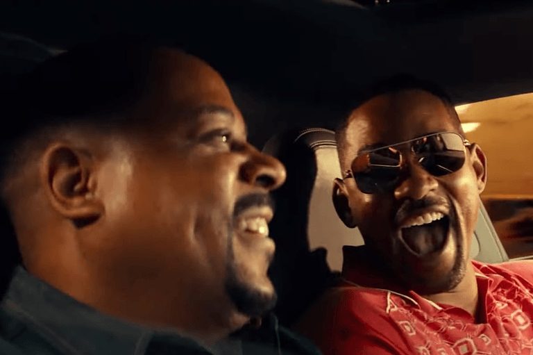 Escena de Bad Boys en la que Will Smith y Martin Lawrence ríen mientras están a bordo de un vehículo. Bad Boys es una de las mejores películas de acción de Netflix.