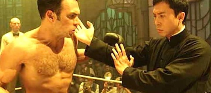 Escena de Ip Man, en la que el protagonista con traje de batalla se enfrenta a un rival que está a torso desnudo.