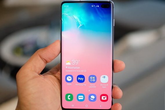 Una persona sostiene en su mano el Galaxy S10