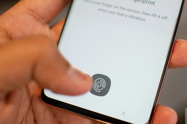 Un usuario activa el Galaxy S10 con el sensor de huellas dactilares.