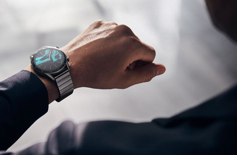 Usuario interactuando con su reloj inteligente Huawei