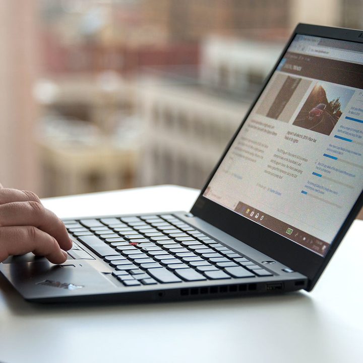 Hombre tecleando en laptop