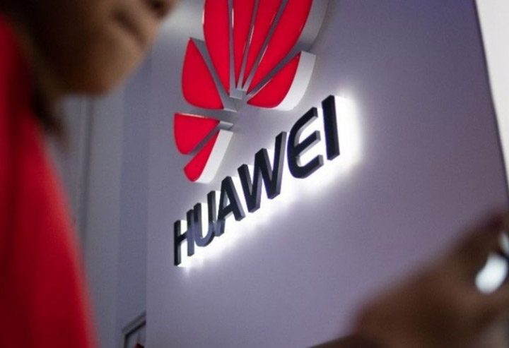 Usuario caminando sobre logo de Huawei