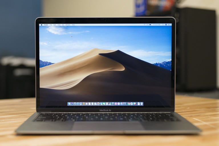 MacBook Air en escritorio