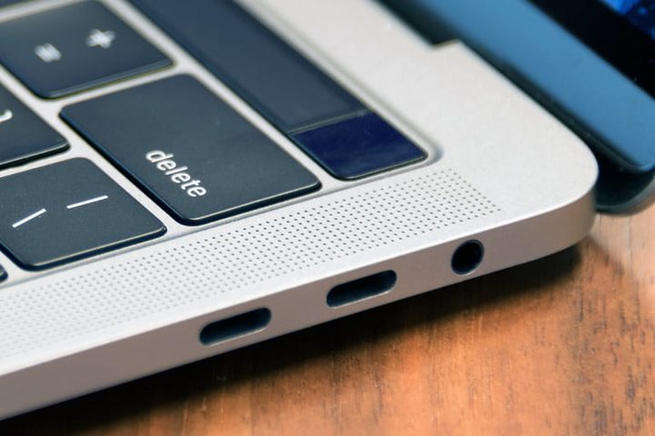 Detalle de puertos de una MacBook Pro