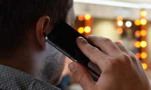 pixel 4 google grabacion llamadas man talking on the phone