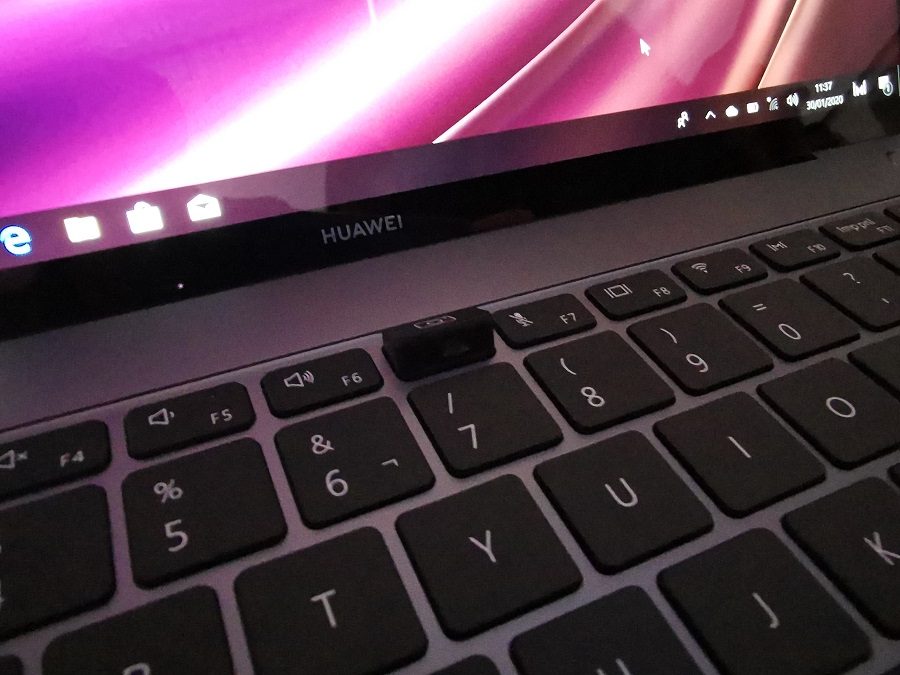 camara emergente en el teclado de la portáitil matebook 10 de huawei