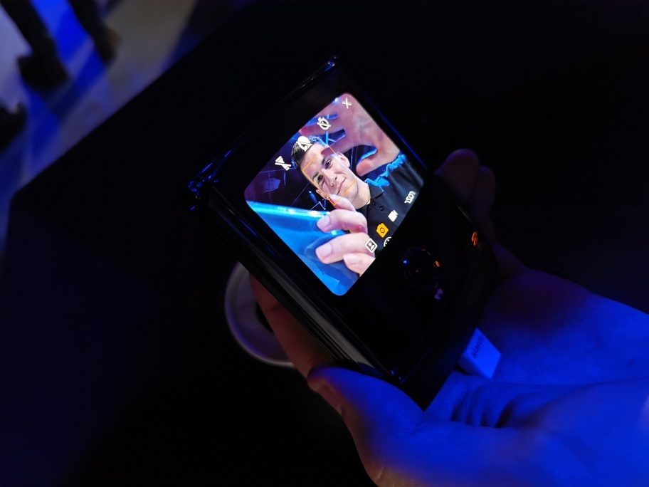 pantalla secundaria en la tapa frontal del motorola razr