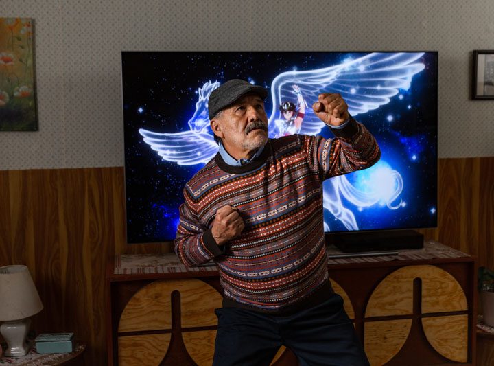 Adulto mayor usando la plataforma de Netflix