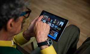 Adulto mayor usando la plataforma de Netflix