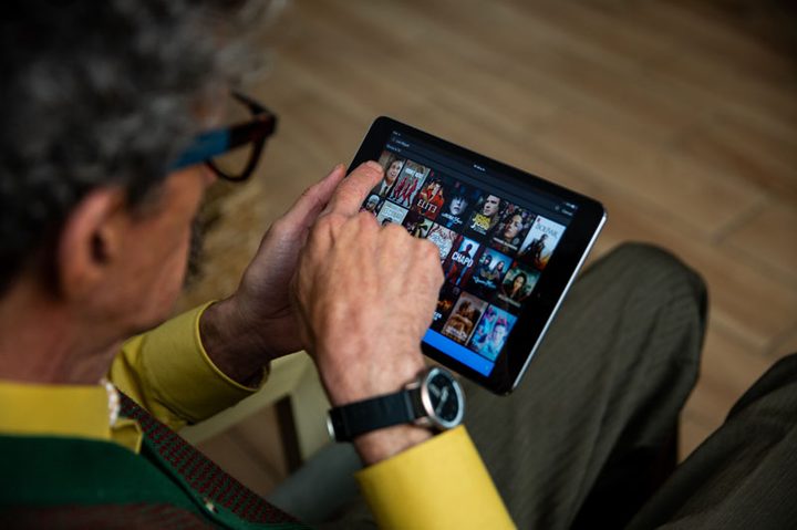 Adulto mayor usando la plataforma de Netflix