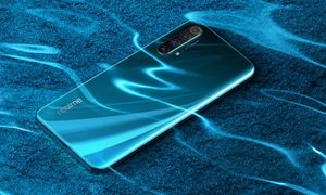 Teléfono Realme 5G sobre fondo llamativo
