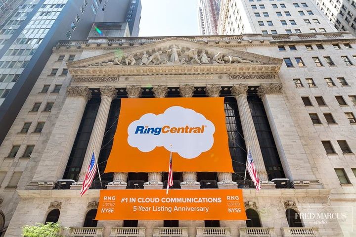 logo en naranja de ringcentral en un edificio