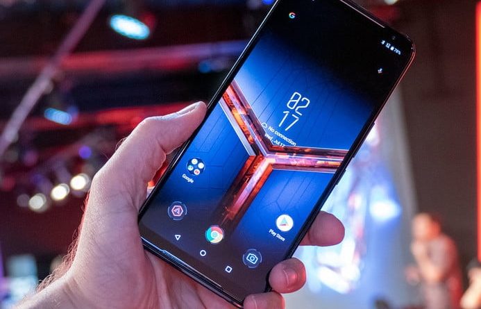 Una persona sostiene en sus manos el Asus Phone ROG 2, que debería recibir Android 10 en 2020.