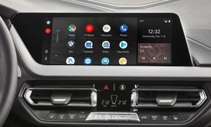 Panel de un automóvil BMW con Android Auto