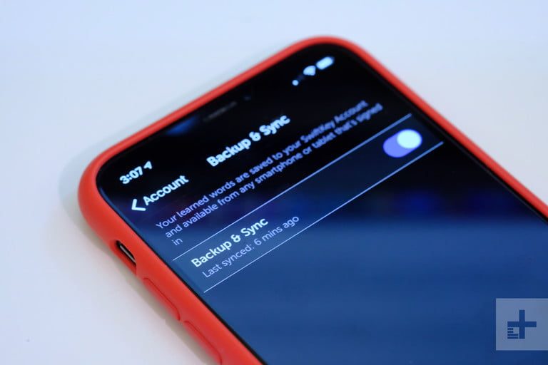 teléfono con la aplicación para hacer copia de seguridad en el teclado SwiftKey