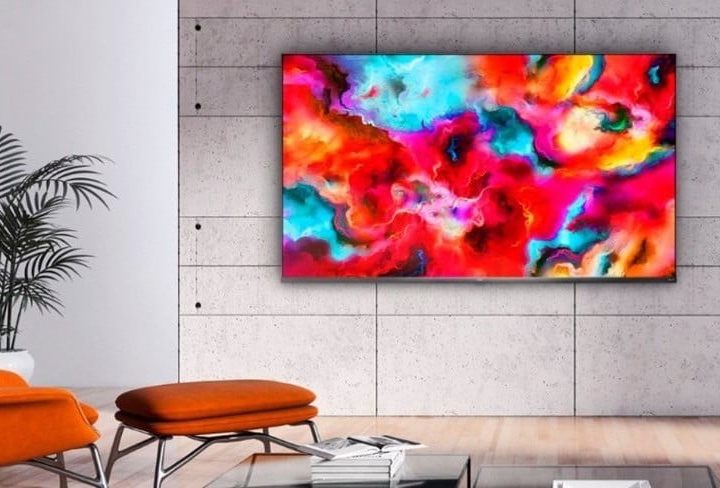 Televisor Mini-LED montado en la pared de una sala