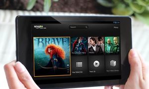 Una persona sostiene un teléfono móvil con la aplicación de Amazon Prime Video activada