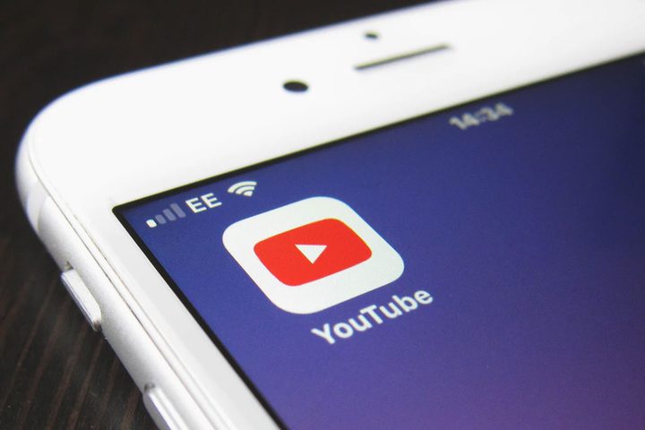 Un teléfono inteligente con el ícono de Youtube en pantalla.
