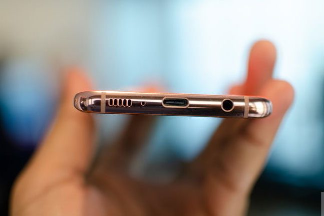 Vista posterior del Galaxy S10. Comparamos el Galaxy S10 vs. S10 Plus vs. S10 e vs. S10 5G para averiguar cuál es el mejor.