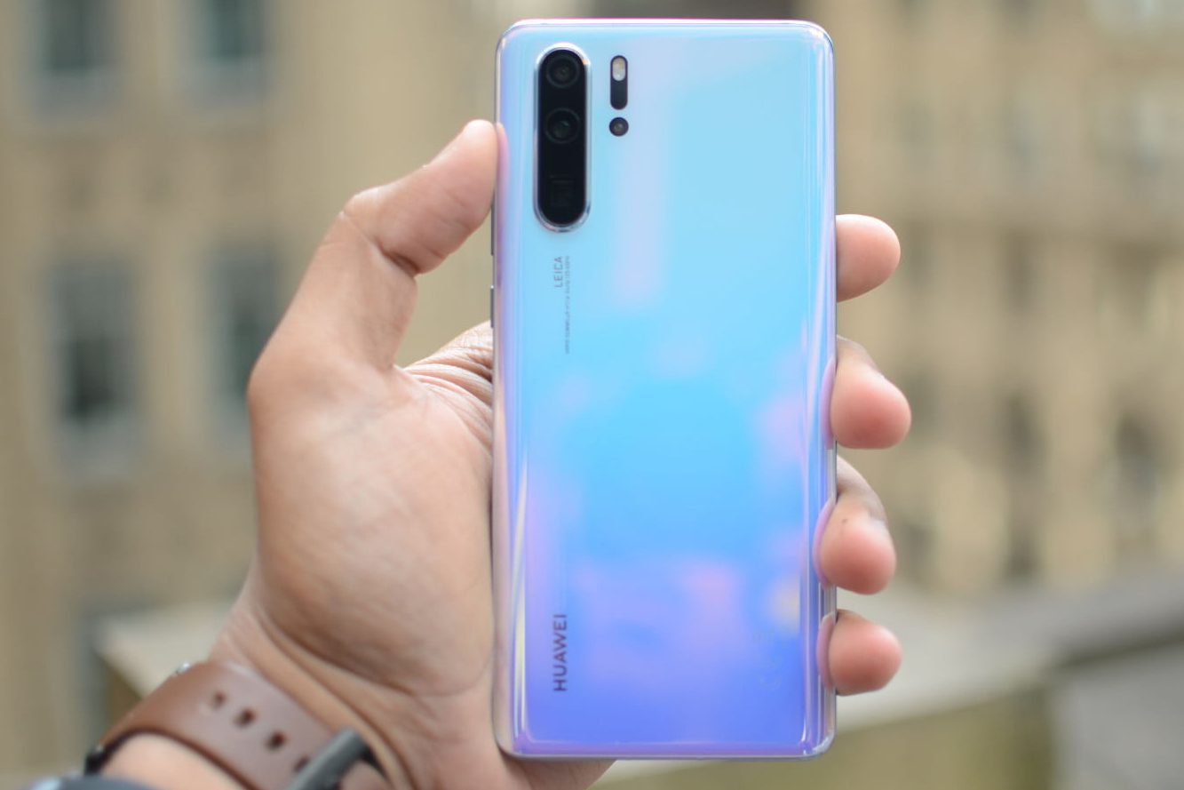 Usuario sosteniendo el Huawei P30 Pro