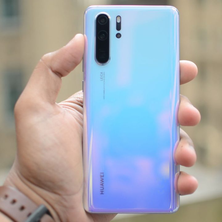 Usuario sosteniendo el Huawei P30 Pro