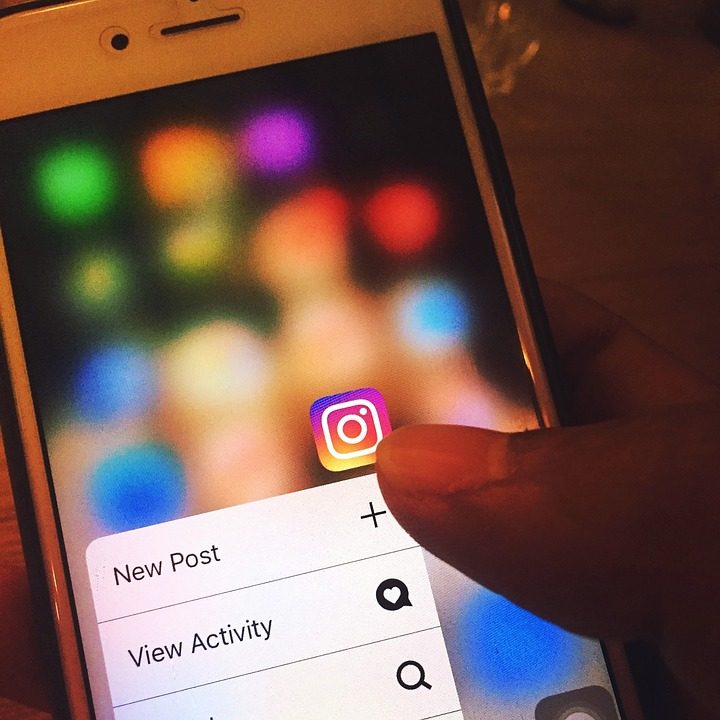 Una persona creando una nueva publicación de Instagram en su teléfono iPhone