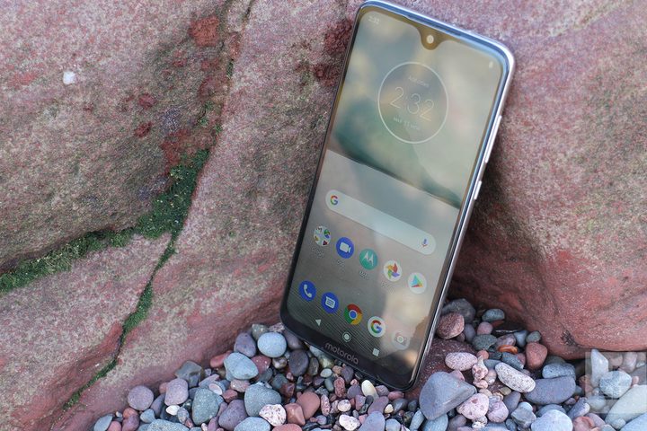 El teléfono Moto G7 apoyado sobre un roca.