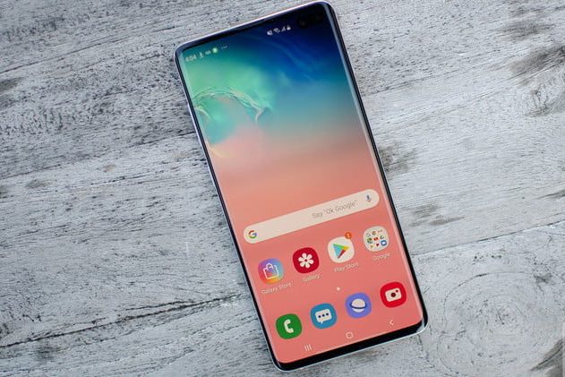 Una imagen del Samsung Galaxy S10 Plus. Comparamos el Comparamos el Huawei P30 Pro vs. Samsung Galaxy S10 Plus para decirte cuál es el mejor.