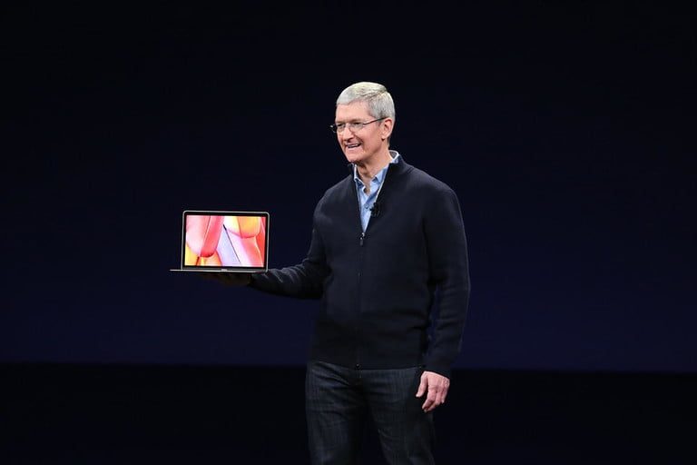 Tim Cook, director de Apple, en la presentación de una MacBook