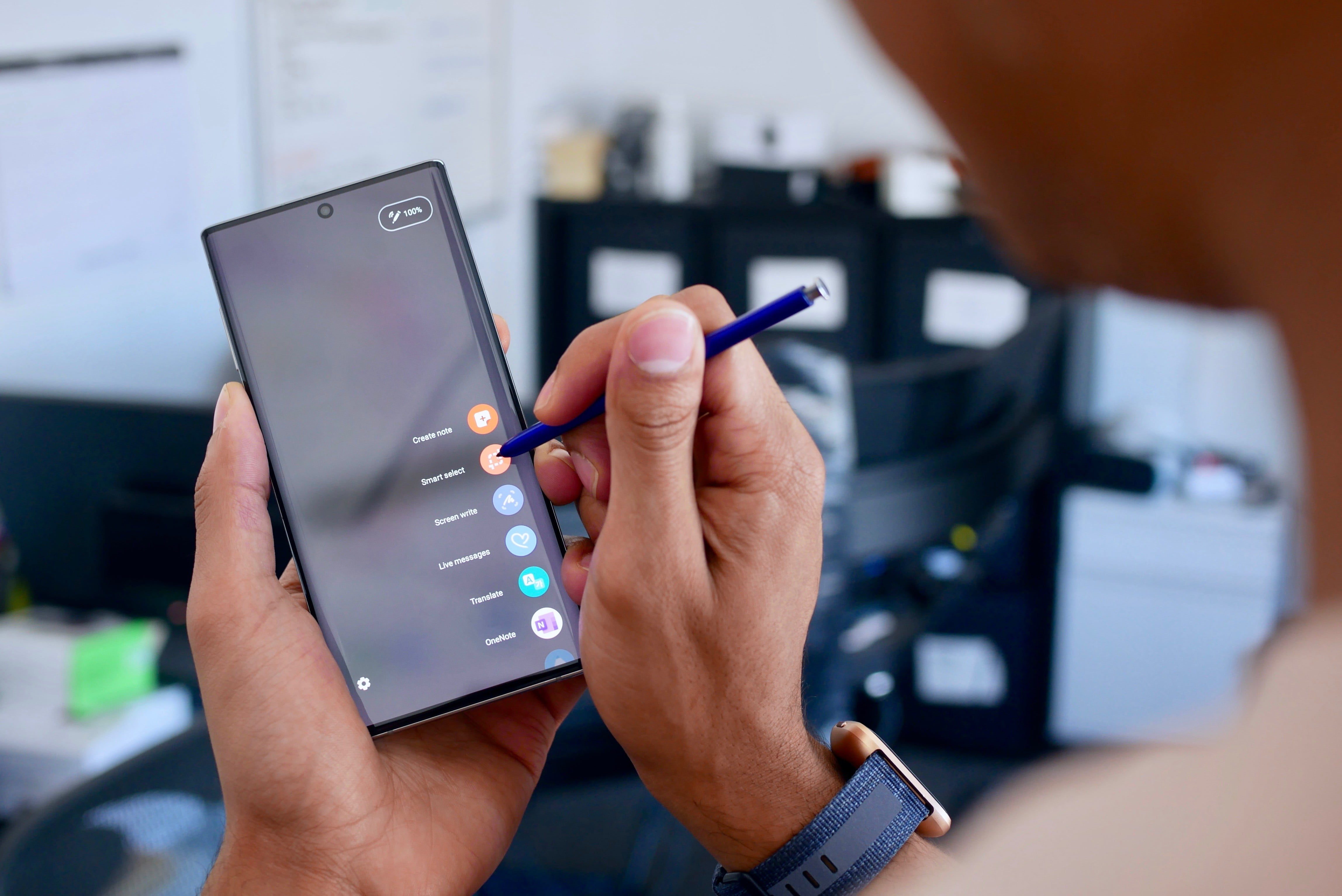 Una persona apunta la pantalla de su teléfono Galaxy Note 10 con su S Pen. Te revelamos todos los secretos del teléfono Galaxy Note 10.